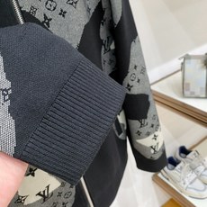 新品 🌟44 Lv 针织外套 最新设计款 2026ss 家新款夹克外套,秀场新品‼品相非常完美,舒适保暖,三标齐全色泽 新品 🌟44 Lv 针织外套 最新设计款 2026ss 家新款夹克外套,秀场新品‼品相非常完美,舒适保暖,三标齐全色泽
