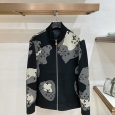 新品 🌟44 Lv 针织外套 最新设计款 2026ss 家新款夹克外套,秀场新品‼品相非常完美,舒适保暖,三标齐全色泽 新品 🌟44 Lv 针织外套 最新设计款 2026ss 家新款夹克外套,秀场新品‼品相非常完美,舒适保暖,三标齐全色泽