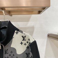 新品 🌟44 Lv 针织外套 最新设计款 2026ss 家新款夹克外套,秀场新品‼品相非常完美,舒适保暖,三标齐全色泽 新品 🌟44 Lv 针织外套 最新设计款 2026ss 家新款夹克外套,秀场新品‼品相非常完美,舒适保暖,三标齐全色泽