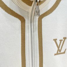 🌟44新品 Lv 针织外套 最新设计款 2026ss 家新款夹克外套,秀场新品‼品相非常完美,舒适保暖,三标齐全色泽饱 🌟44新品 Lv 针织外套 最新设计款 2026ss 家新款夹克外套,秀场新品‼品相非常完美,舒适保暖,三标齐全色泽饱