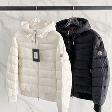 Moncler 盟可睐 2026FW秋冬新款横条连帽羽绒服💥 年度热门款✨原版全套五金配件,拉链阻尼质感到位。高品质轻量 Moncler 盟可睐 2026FW秋冬新款横条连帽羽绒服💥 年度热门款✨原版全套五金配件,拉链阻尼质感到位。高品质轻量