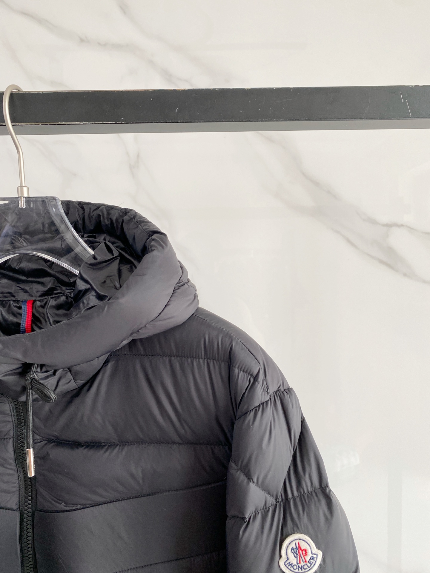 Moncler 盟可睐 2026FW秋冬新款横条连帽羽绒服💥 年度热门款✨原版全套五金配件，拉链阻尼质感到位。高品质轻量