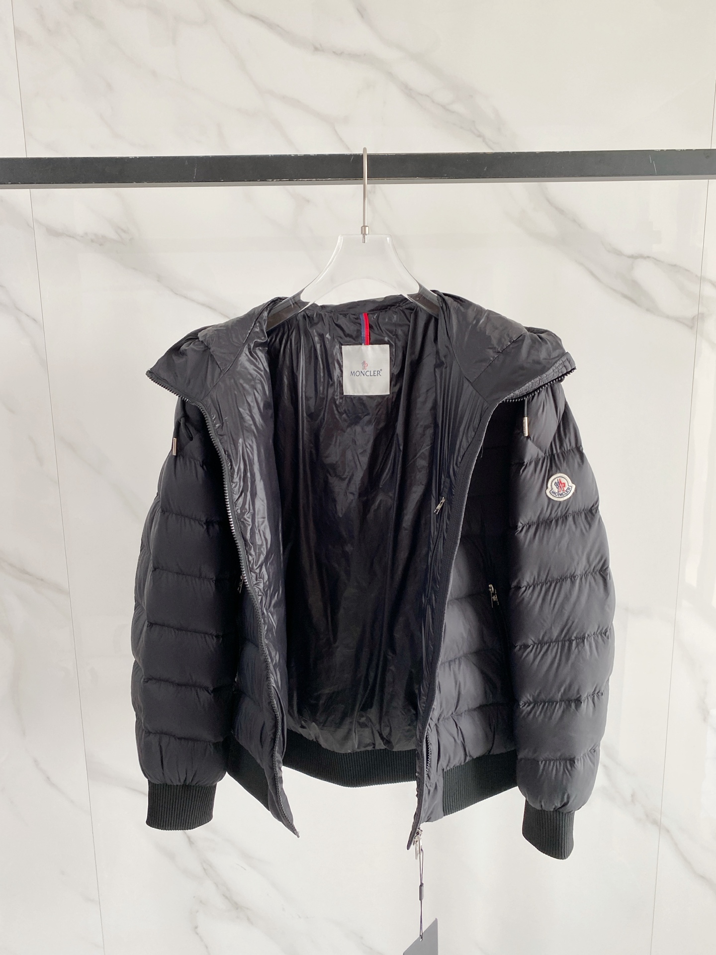 Moncler 盟可睐 2026FW秋冬新款横条连帽羽绒服💥 年度热门款✨原版全套五金配件，拉链阻尼质感到位。高品质轻量