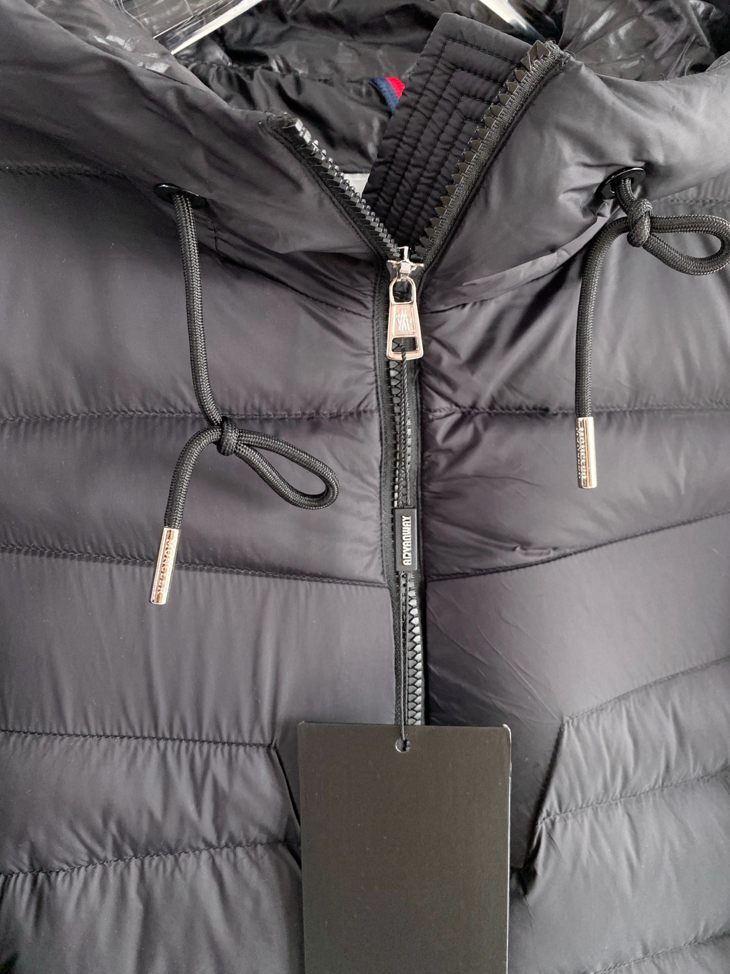 Moncler 盟可睐 2026FW秋冬新款横条连帽羽绒服💥 年度热门款✨原版全套五金配件，拉链阻尼质感到位。高品质轻量