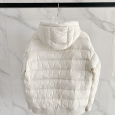 Moncler 盟可睐 2026FW秋冬新款横条连帽羽绒服💥 年度热门款✨原版全套五金配件,拉链阻尼质感到位。高品质轻量 Moncler 盟可睐 2026FW秋冬新款横条连帽羽绒服💥 年度热门款✨原版全套五金配件,拉链阻尼质感到位。高品质轻量