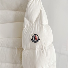 Moncler 盟可睐 2026FW秋冬新款横条连帽羽绒服💥 年度热门款✨原版全套五金配件,拉链阻尼质感到位。高品质轻量 Moncler 盟可睐 2026FW秋冬新款横条连帽羽绒服💥 年度热门款✨原版全套五金配件,拉链阻尼质感到位。高品质轻量