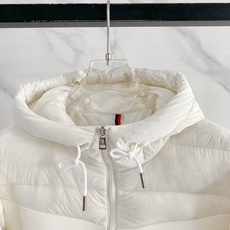 Moncler 盟可睐 2026FW秋冬新款横条连帽羽绒服💥 年度热门款✨原版全套五金配件,拉链阻尼质感到位。高品质轻量 Moncler 盟可睐 2026FW秋冬新款横条连帽羽绒服💥 年度热门款✨原版全套五金配件,拉链阻尼质感到位。高品质轻量