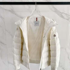 Moncler 盟可睐 2026FW秋冬新款横条连帽羽绒服💥 年度热门款✨原版全套五金配件,拉链阻尼质感到位。高品质轻量 Moncler 盟可睐 2026FW秋冬新款横条连帽羽绒服💥 年度热门款✨原版全套五金配件,拉链阻尼质感到位。高品质轻量