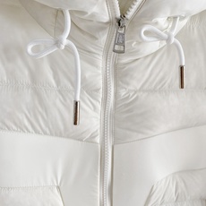 Moncler 盟可睐 2026FW秋冬新款横条连帽羽绒服💥 年度热门款✨原版全套五金配件,拉链阻尼质感到位。高品质轻量 Moncler 盟可睐 2026FW秋冬新款横条连帽羽绒服💥 年度热门款✨原版全套五金配件,拉链阻尼质感到位。高品质轻量