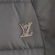 Louis Vuitton 路易威登 2026FW秋冬新款立领拼接羽绒服💥 高级简约款✨原版五金辅料,金属logo质感出 Louis Vuitton 路易威登 2026FW秋冬新款立领拼接羽绒服💥 高级简约款✨原版五金辅料,金属logo质感出