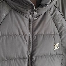 Louis Vuitton 路易威登 2026FW秋冬新款立领拼接羽绒服💥 高级简约款✨原版五金辅料,金属logo质感出 Louis Vuitton 路易威登 2026FW秋冬新款立领拼接羽绒服💥 高级简约款✨原版五金辅料,金属logo质感出