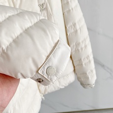 Louis Vuitton 路易威登 2026FW秋冬新款立领拼接羽绒服💥 高级简约款✨原版五金辅料,金属logo质感出 Louis Vuitton 路易威登 2026FW秋冬新款立领拼接羽绒服💥 高级简约款✨原版五金辅料,金属logo质感出