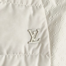 Louis Vuitton 路易威登 2026FW秋冬新款立领拼接羽绒服💥 高级简约款✨原版五金辅料,金属logo质感出 Louis Vuitton 路易威登 2026FW秋冬新款立领拼接羽绒服💥 高级简约款✨原版五金辅料,金属logo质感出