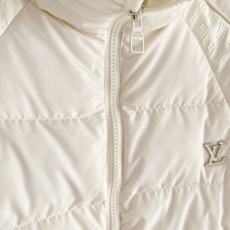 Louis Vuitton 路易威登 2026FW秋冬新款立领拼接羽绒服💥 高级简约款✨原版五金辅料,金属logo质感出 Louis Vuitton 路易威登 2026FW秋冬新款立领拼接羽绒服💥 高级简约款✨原版五金辅料,金属logo质感出