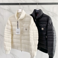 Moncler 盟可睐 2026FW秋冬新款立领口袋羽绒服💥 简约实穿爆款✨原版五金拉链,开合手感沉稳。轻薄防风面料,横 Moncler 盟可睐 2026FW秋冬新款立领口袋羽绒服💥 简约实穿爆款✨原版五金拉链,开合手感沉稳。轻薄防风面料,横