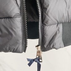 Moncler 盟可睐 2026FW秋冬新款立领口袋羽绒服💥 简约实穿爆款✨原版五金拉链,开合手感沉稳。轻薄防风面料,横 Moncler 盟可睐 2026FW秋冬新款立领口袋羽绒服💥 简约实穿爆款✨原版五金拉链,开合手感沉稳。轻薄防风面料,横