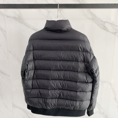 Moncler 盟可睐 2026FW秋冬新款立领口袋羽绒服💥 简约实穿爆款✨原版五金拉链,开合手感沉稳。轻薄防风面料,横 Moncler 盟可睐 2026FW秋冬新款立领口袋羽绒服💥 简约实穿爆款✨原版五金拉链,开合手感沉稳。轻薄防风面料,横