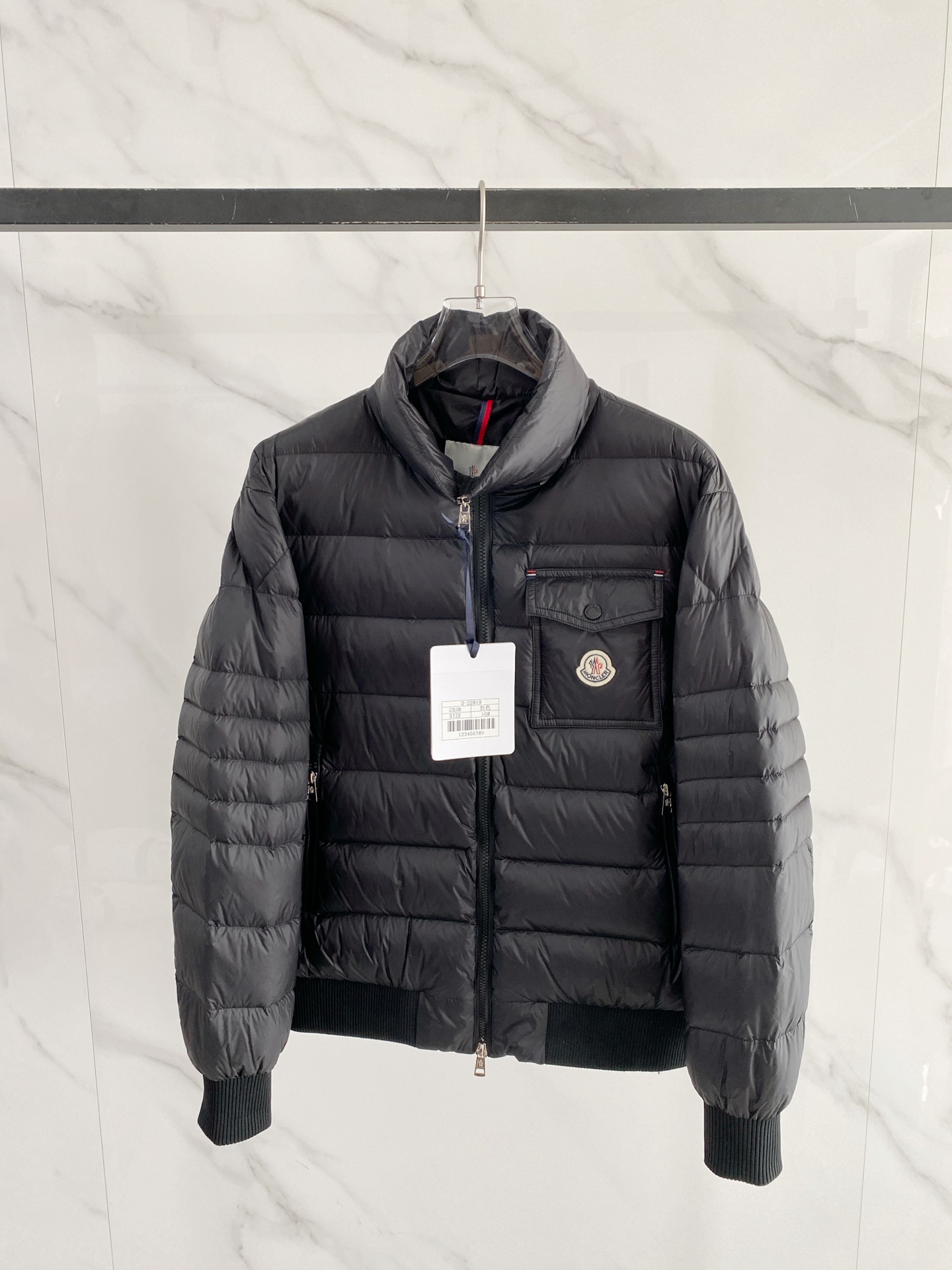 Moncler 盟可睐 2026FW秋冬新款立领口袋羽绒服💥 简约实穿爆款✨原版五金拉链，开合手感沉稳。轻薄防风面料，横