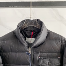 Moncler 盟可睐 2026FW秋冬新款立领口袋羽绒服💥 简约实穿爆款✨原版五金拉链,开合手感沉稳。轻薄防风面料,横 Moncler 盟可睐 2026FW秋冬新款立领口袋羽绒服💥 简约实穿爆款✨原版五金拉链,开合手感沉稳。轻薄防风面料,横