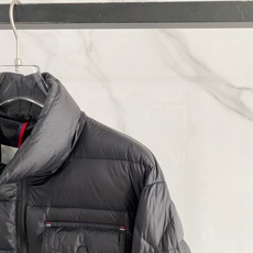 Moncler 盟可睐 2026FW秋冬新款立领口袋羽绒服💥 简约实穿爆款✨原版五金拉链,开合手感沉稳。轻薄防风面料,横 Moncler 盟可睐 2026FW秋冬新款立领口袋羽绒服💥 简约实穿爆款✨原版五金拉链,开合手感沉稳。轻薄防风面料,横