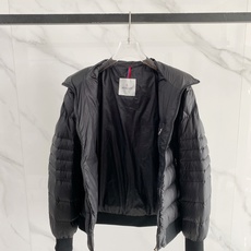 Moncler 盟可睐 2026FW秋冬新款立领口袋羽绒服💥 简约实穿爆款✨原版五金拉链,开合手感沉稳。轻薄防风面料,横 Moncler 盟可睐 2026FW秋冬新款立领口袋羽绒服💥 简约实穿爆款✨原版五金拉链,开合手感沉稳。轻薄防风面料,横