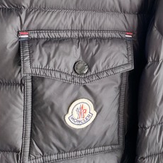 Moncler 盟可睐 2026FW秋冬新款立领口袋羽绒服💥 简约实穿爆款✨原版五金拉链,开合手感沉稳。轻薄防风面料,横 Moncler 盟可睐 2026FW秋冬新款立领口袋羽绒服💥 简约实穿爆款✨原版五金拉链,开合手感沉稳。轻薄防风面料,横
