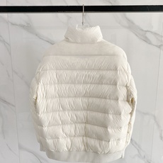 Moncler 盟可睐 2026FW秋冬新款立领口袋羽绒服💥 简约实穿爆款✨原版五金拉链,开合手感沉稳。轻薄防风面料,横 Moncler 盟可睐 2026FW秋冬新款立领口袋羽绒服💥 简约实穿爆款✨原版五金拉链,开合手感沉稳。轻薄防风面料,横