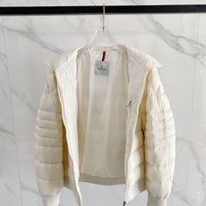 Moncler 盟可睐 2026FW秋冬新款立领口袋羽绒服💥 简约实穿爆款✨原版五金拉链,开合手感沉稳。轻薄防风面料,横 Moncler 盟可睐 2026FW秋冬新款立领口袋羽绒服💥 简约实穿爆款✨原版五金拉链,开合手感沉稳。轻薄防风面料,横