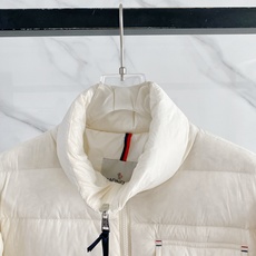Moncler 盟可睐 2026FW秋冬新款立领口袋羽绒服💥 简约实穿爆款✨原版五金拉链,开合手感沉稳。轻薄防风面料,横 Moncler 盟可睐 2026FW秋冬新款立领口袋羽绒服💥 简约实穿爆款✨原版五金拉链,开合手感沉稳。轻薄防风面料,横