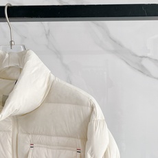 Moncler 盟可睐 2026FW秋冬新款立领口袋羽绒服💥 简约实穿爆款✨原版五金拉链,开合手感沉稳。轻薄防风面料,横 Moncler 盟可睐 2026FW秋冬新款立领口袋羽绒服💥 简约实穿爆款✨原版五金拉链,开合手感沉稳。轻薄防风面料,横