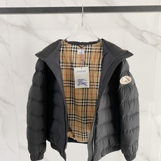 Burberry 博柏利 2026FW秋冬新款连帽短款羽绒服💥 复古气质款✨原版五金配件,拉链拉感顺滑。高密防风面料,横 Burberry 博柏利 2026FW秋冬新款连帽短款羽绒服💥 复古气质款✨原版五金配件,拉链拉感顺滑。高密防风面料,横