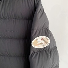 Burberry 博柏利 2026FW秋冬新款连帽短款羽绒服💥 复古气质款✨原版五金配件,拉链拉感顺滑。高密防风面料,横 Burberry 博柏利 2026FW秋冬新款连帽短款羽绒服💥 复古气质款✨原版五金配件,拉链拉感顺滑。高密防风面料,横