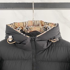 Burberry 博柏利 2026FW秋冬新款连帽短款羽绒服💥 复古气质款✨原版五金配件,拉链拉感顺滑。高密防风面料,横 Burberry 博柏利 2026FW秋冬新款连帽短款羽绒服💥 复古气质款✨原版五金配件,拉链拉感顺滑。高密防风面料,横