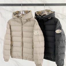 Burberry 博柏利 2026FW秋冬新款连帽短款羽绒服💥 复古气质款✨原版五金配件,拉链拉感顺滑。高密防风面料,横 Burberry 博柏利 2026FW秋冬新款连帽短款羽绒服💥 复古气质款✨原版五金配件,拉链拉感顺滑。高密防风面料,横