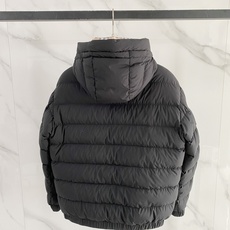 Burberry 博柏利 2026FW秋冬新款连帽短款羽绒服💥 复古气质款✨原版五金配件,拉链拉感顺滑。高密防风面料,横 Burberry 博柏利 2026FW秋冬新款连帽短款羽绒服💥 复古气质款✨原版五金配件,拉链拉感顺滑。高密防风面料,横