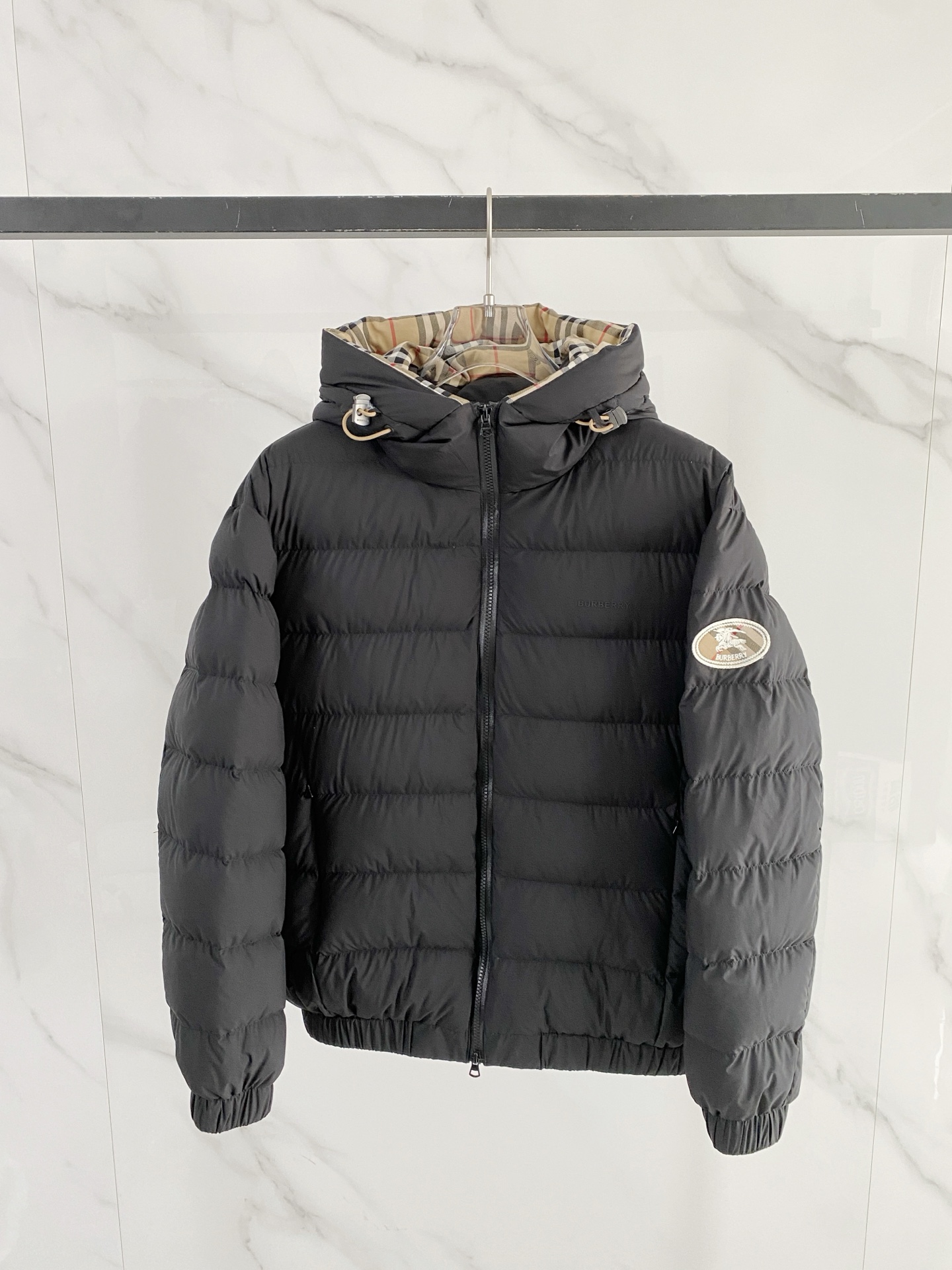 Burberry 博柏利 2026FW秋冬新款连帽短款羽绒服💥 复古气质款✨原版五金配件，拉链拉感顺滑。高密防风面料，横