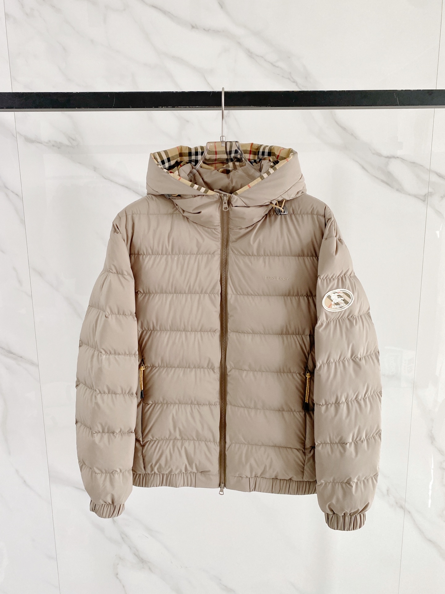 Burberry 博柏利 2026FW秋冬新款连帽短款羽绒服💥 复古气质款✨原版五金配件，拉链拉感顺滑。高密防风面料，横
