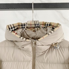 Burberry 博柏利 2026FW秋冬新款连帽短款羽绒服💥 复古气质款✨原版五金配件,拉链拉感顺滑。高密防风面料,横 Burberry 博柏利 2026FW秋冬新款连帽短款羽绒服💥 复古气质款✨原版五金配件,拉链拉感顺滑。高密防风面料,横