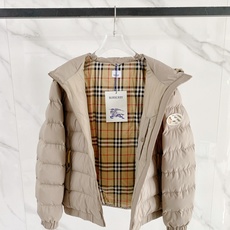 Burberry 博柏利 2026FW秋冬新款连帽短款羽绒服💥 复古气质款✨原版五金配件,拉链拉感顺滑。高密防风面料,横 Burberry 博柏利 2026FW秋冬新款连帽短款羽绒服💥 复古气质款✨原版五金配件,拉链拉感顺滑。高密防风面料,横