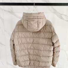 Burberry 博柏利 2026FW秋冬新款连帽短款羽绒服💥 复古气质款✨原版五金配件,拉链拉感顺滑。高密防风面料,横 Burberry 博柏利 2026FW秋冬新款连帽短款羽绒服💥 复古气质款✨原版五金配件,拉链拉感顺滑。高密防风面料,横