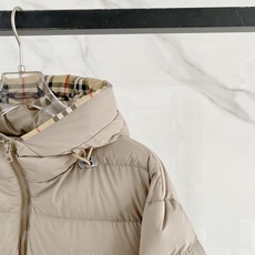 Burberry 博柏利 2026FW秋冬新款连帽短款羽绒服💥 复古气质款✨原版五金配件,拉链拉感顺滑。高密防风面料,横 Burberry 博柏利 2026FW秋冬新款连帽短款羽绒服💥 复古气质款✨原版五金配件,拉链拉感顺滑。高密防风面料,横