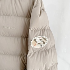 Burberry 博柏利 2026FW秋冬新款连帽短款羽绒服💥 复古气质款✨原版五金配件,拉链拉感顺滑。高密防风面料,横 Burberry 博柏利 2026FW秋冬新款连帽短款羽绒服💥 复古气质款✨原版五金配件,拉链拉感顺滑。高密防风面料,横
