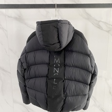 Moncler 盟可睐 2026FW秋冬新款连帽方格羽绒服💥 重磅热门款✨原版全套五金,拉链开合流畅。高密抗寒面料,方格 Moncler 盟可睐 2026FW秋冬新款连帽方格羽绒服💥 重磅热门款✨原版全套五金,拉链开合流畅。高密抗寒面料,方格