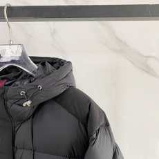 Moncler 盟可睐 2026FW秋冬新款连帽方格羽绒服💥 重磅热门款✨原版全套五金,拉链开合流畅。高密抗寒面料,方格 Moncler 盟可睐 2026FW秋冬新款连帽方格羽绒服💥 重磅热门款✨原版全套五金,拉链开合流畅。高密抗寒面料,方格