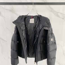 Moncler 盟可睐 2026FW秋冬新款连帽方格羽绒服💥 重磅热门款✨原版全套五金,拉链开合流畅。高密抗寒面料,方格 Moncler 盟可睐 2026FW秋冬新款连帽方格羽绒服💥 重磅热门款✨原版全套五金,拉链开合流畅。高密抗寒面料,方格