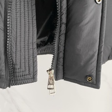 Moncler 盟可睐 2026FW秋冬新款连帽方格羽绒服💥 重磅热门款✨原版全套五金,拉链开合流畅。高密抗寒面料,方格 Moncler 盟可睐 2026FW秋冬新款连帽方格羽绒服💥 重磅热门款✨原版全套五金,拉链开合流畅。高密抗寒面料,方格