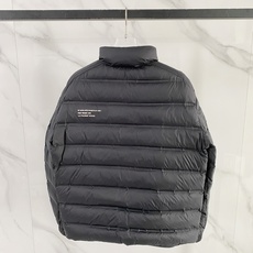 Moncler 盟可睐 2026FW秋冬新款立领短款羽绒服💥 极简通勤爆款✨原版五金拉链,手感顺滑。高密防风面料,横向分 Moncler 盟可睐 2026FW秋冬新款立领短款羽绒服💥 极简通勤爆款✨原版五金拉链,手感顺滑。高密防风面料,横向分