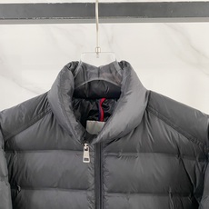 Moncler 盟可睐 2026FW秋冬新款立领短款羽绒服💥 极简通勤爆款✨原版五金拉链,手感顺滑。高密防风面料,横向分 Moncler 盟可睐 2026FW秋冬新款立领短款羽绒服💥 极简通勤爆款✨原版五金拉链,手感顺滑。高密防风面料,横向分