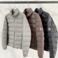 Moncler 盟可睐 2026FW秋冬新款立领短款羽绒服💥 极简通勤爆款✨原版五金拉链,手感顺滑。高密防风面料,横向分 Moncler 盟可睐 2026FW秋冬新款立领短款羽绒服💥 极简通勤爆款✨原版五金拉链,手感顺滑。高密防风面料,横向分