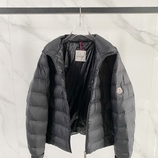 Moncler 盟可睐 2026FW秋冬新款立领短款羽绒服💥 极简通勤爆款✨原版五金拉链,手感顺滑。高密防风面料,横向分 Moncler 盟可睐 2026FW秋冬新款立领短款羽绒服💥 极简通勤爆款✨原版五金拉链,手感顺滑。高密防风面料,横向分